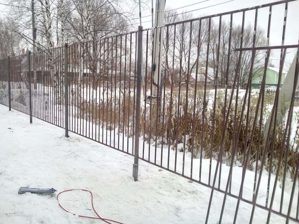 забор из профильной трубы на забетонированных столбах