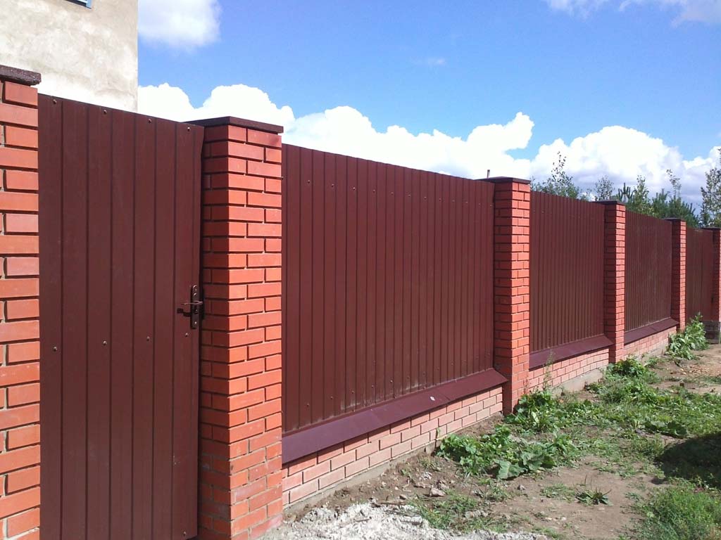 забор из профнастила и кирпича с установкой на частном участке